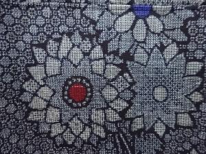 アンティーク　菊模様織り出し本場正藍泥染大島紬着物(割り込み絣)
